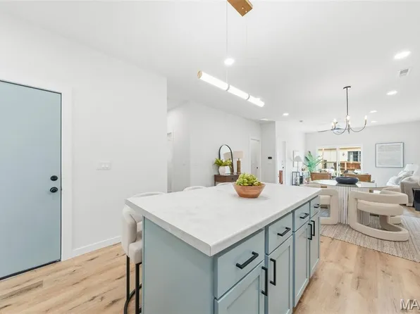 160A Field Crossing Dr, Highland, IL 62249