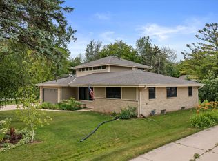 7027 N Seneca Ave, Glendale, WI 53217