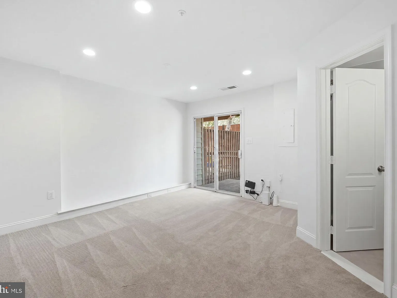 2 bed, 5.0 bath, 1636 sqft, $3,500 — Photo 3