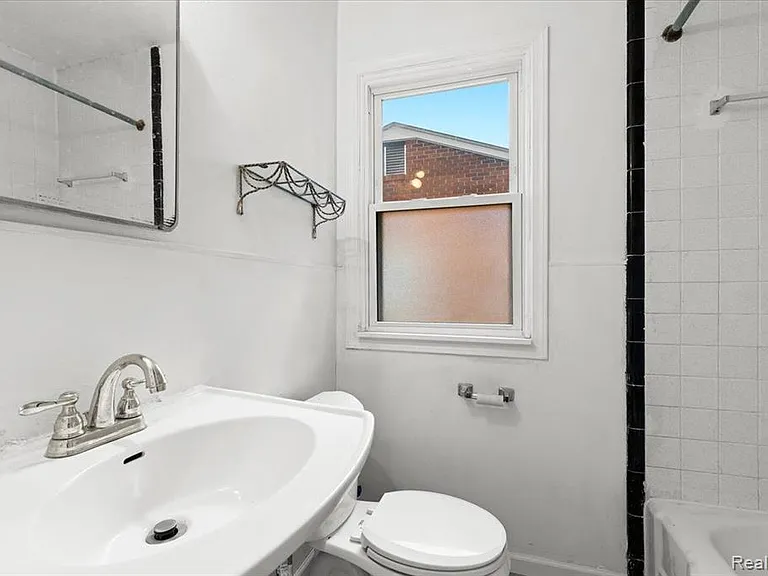 1919 Ackley Ave — Photo 11