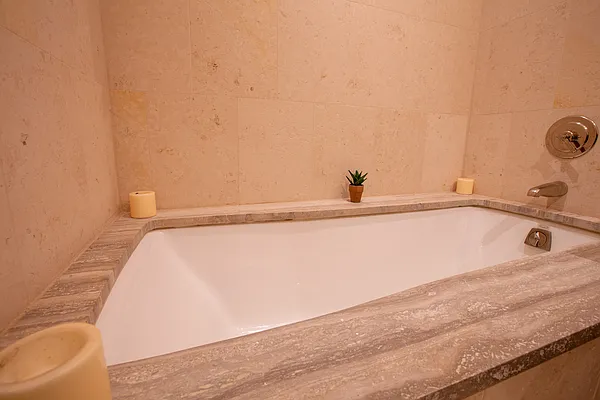 Rented by R New York | media 23