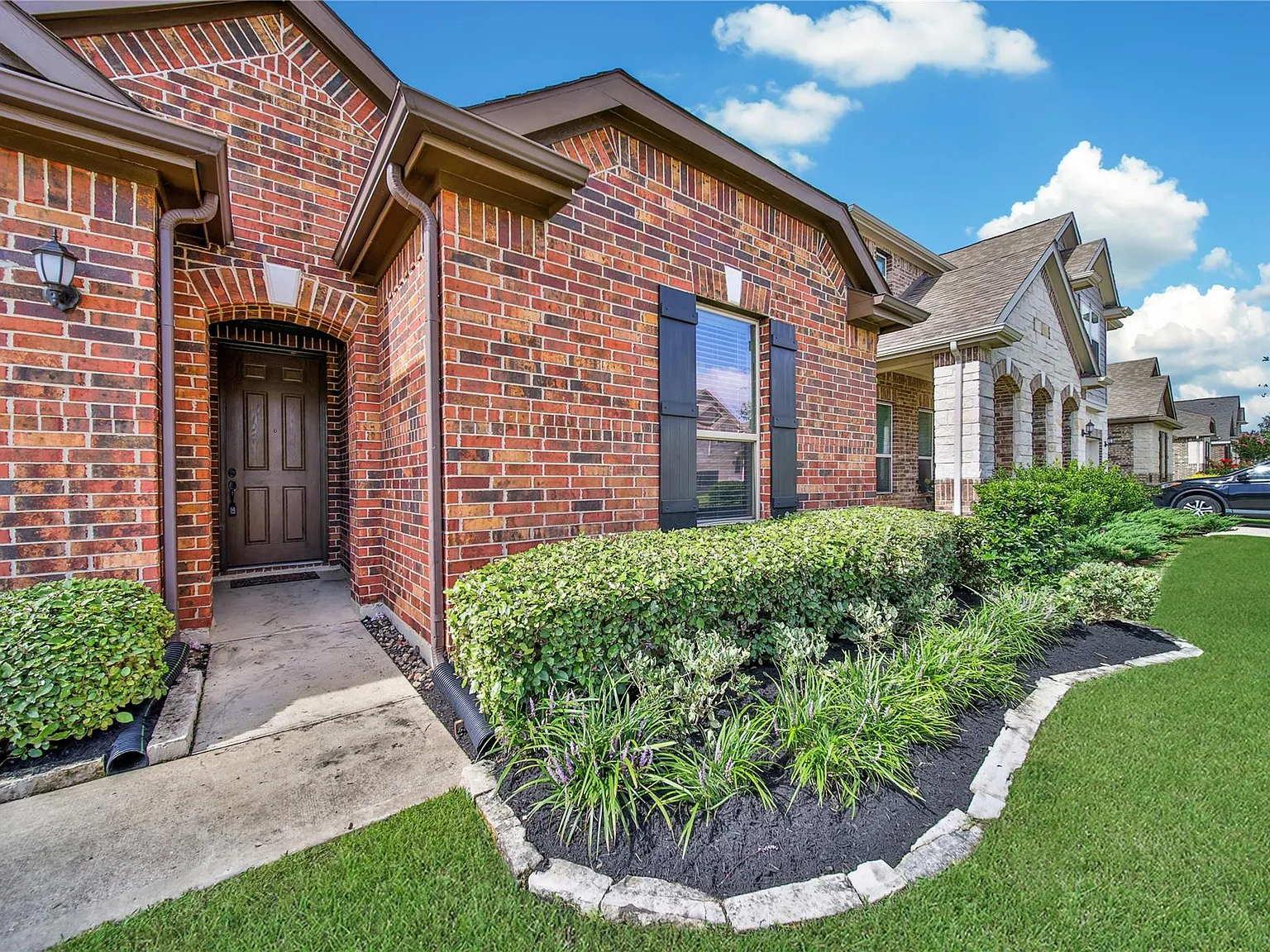 3 bed, 2.0 bath, 2419 sqft, $2,649 — Photo 2