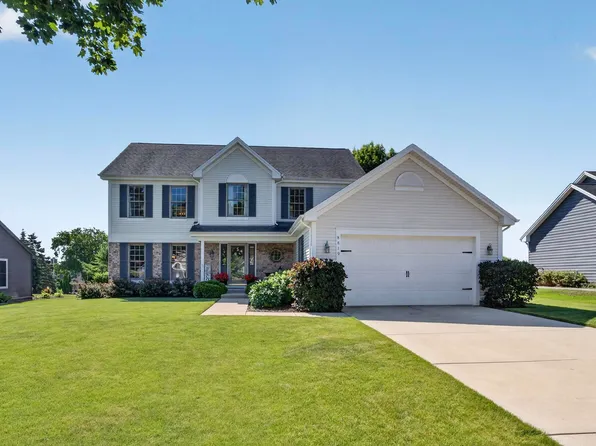 8819 W Whispering Oaks Ct, Franklin, WI 53132