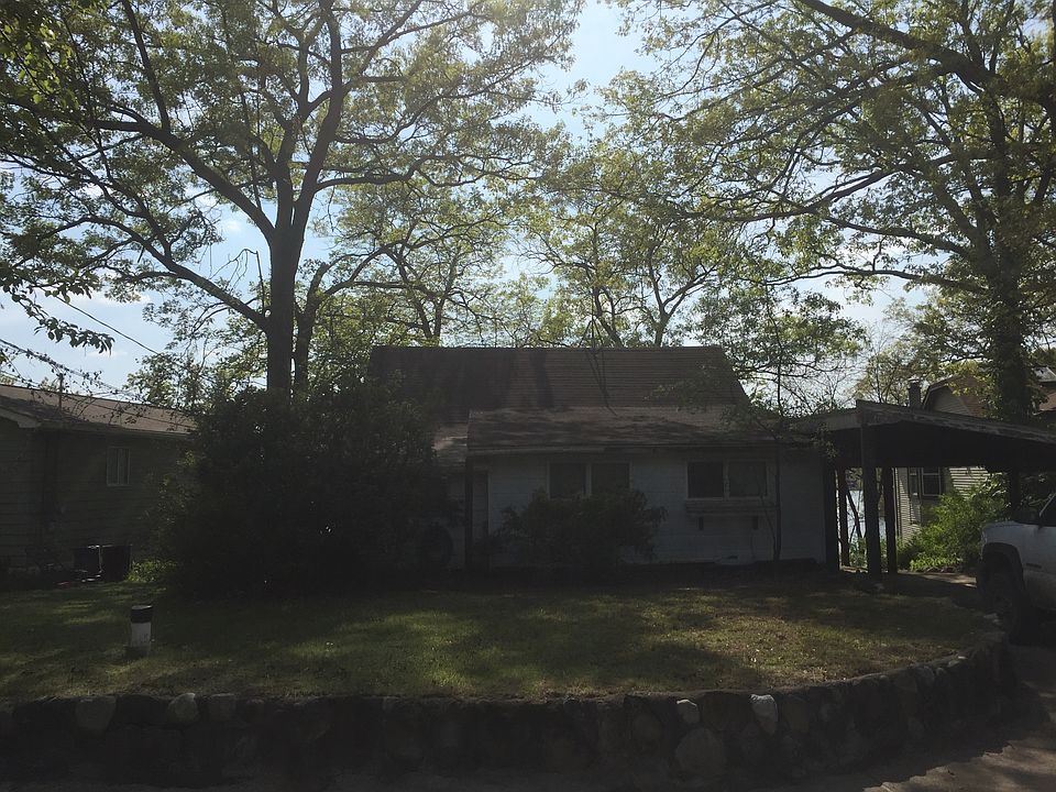 home front w/ carport