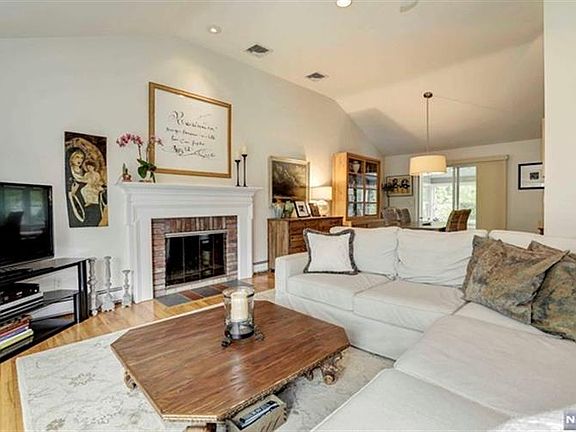5th image of 832 Woodland Ave