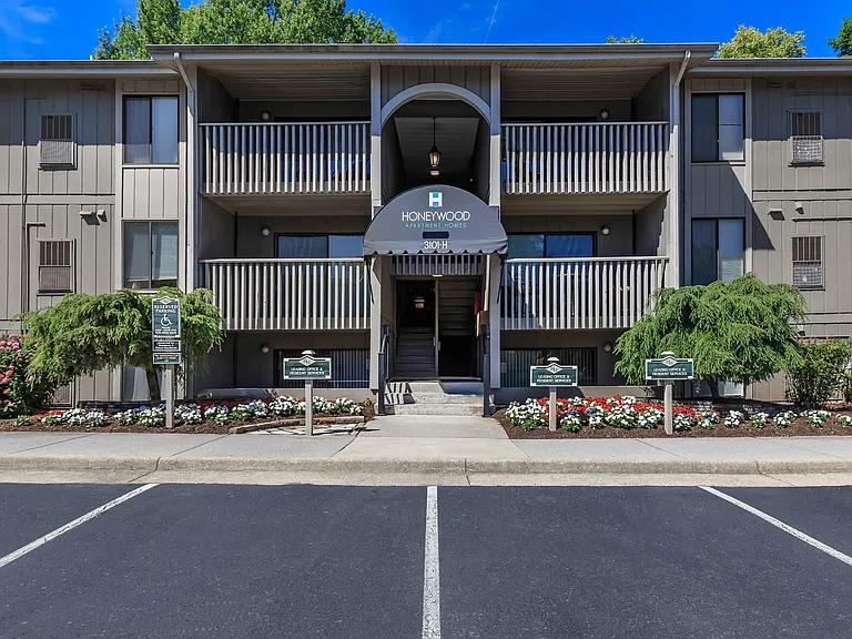 Honeywood Apartments — Photo 19