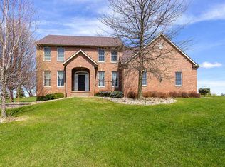 12 Cobblestone Ln, Leclaire, IA 52753