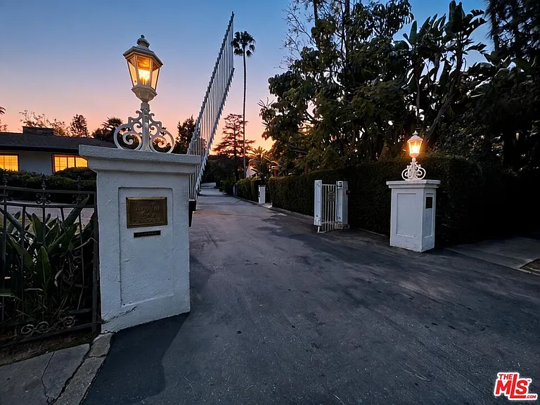 2035 De Mille Dr — Photo 36