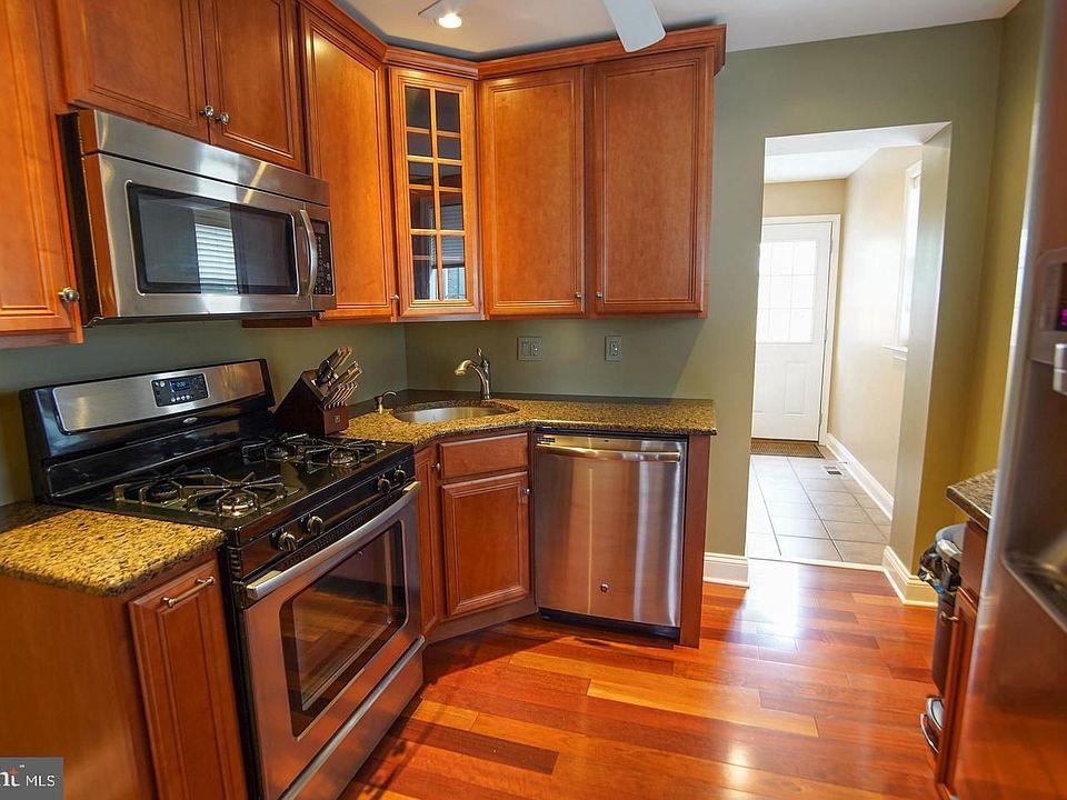 1st image of 875 N Myrtlewood St