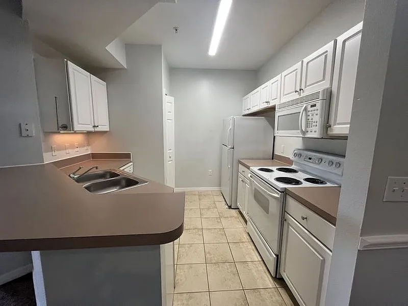 Building Photo - 5578 Metrowest Blvd #304