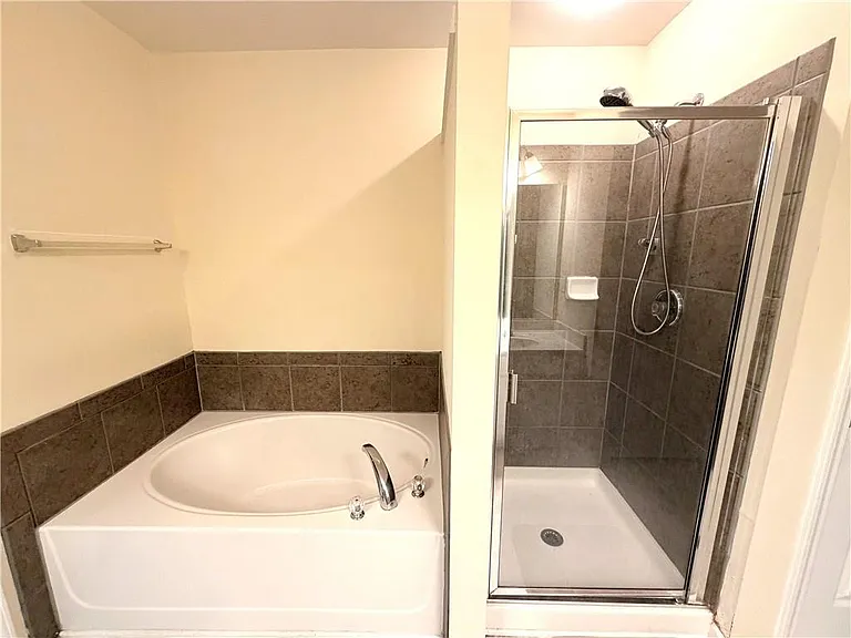 2380 Fairlie Dr — Photo 15