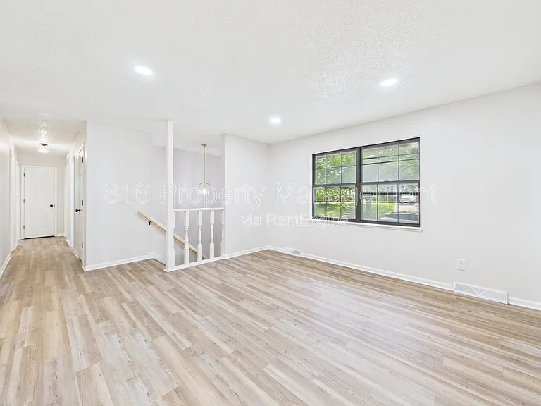 8622 E 108th Ter — Photo 3