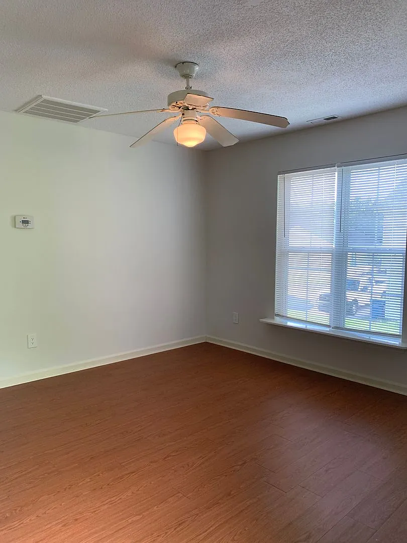 1 Bedroom 1 Bath House with Garage — Photo 4