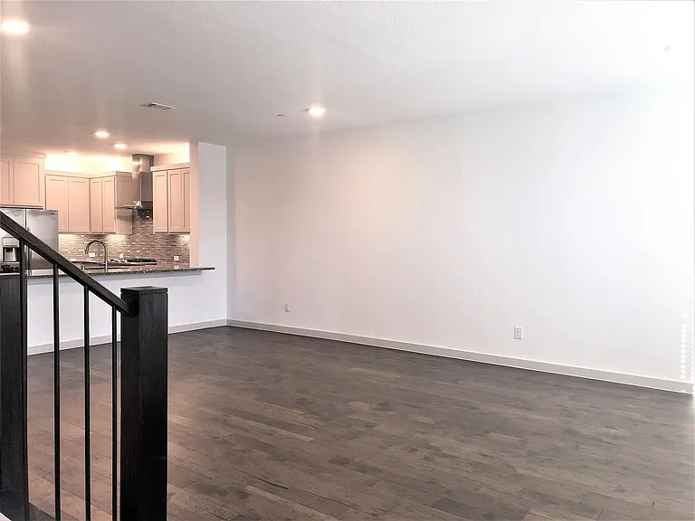422 Bonfield Dr — Photo 3
