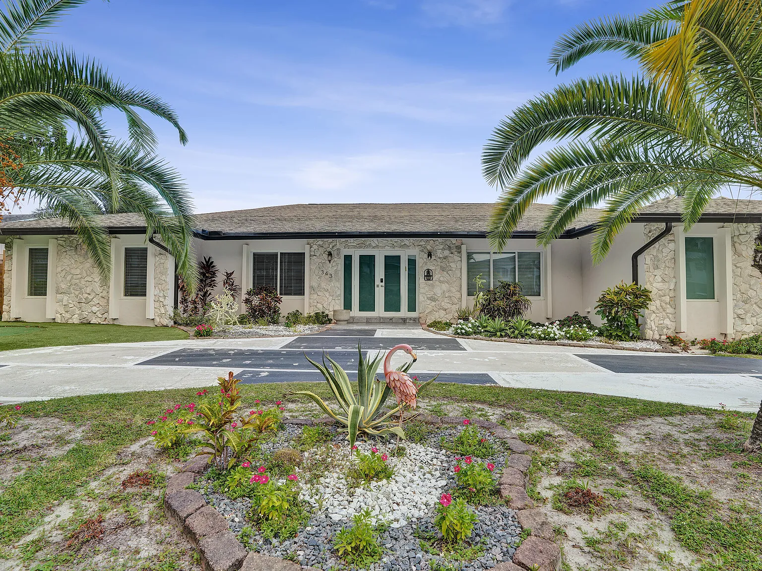 6 bed, 4.0 bath, 3630 sqft, $9,995 — Photo 1