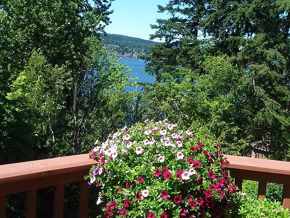 Wonderful deck for flowers!