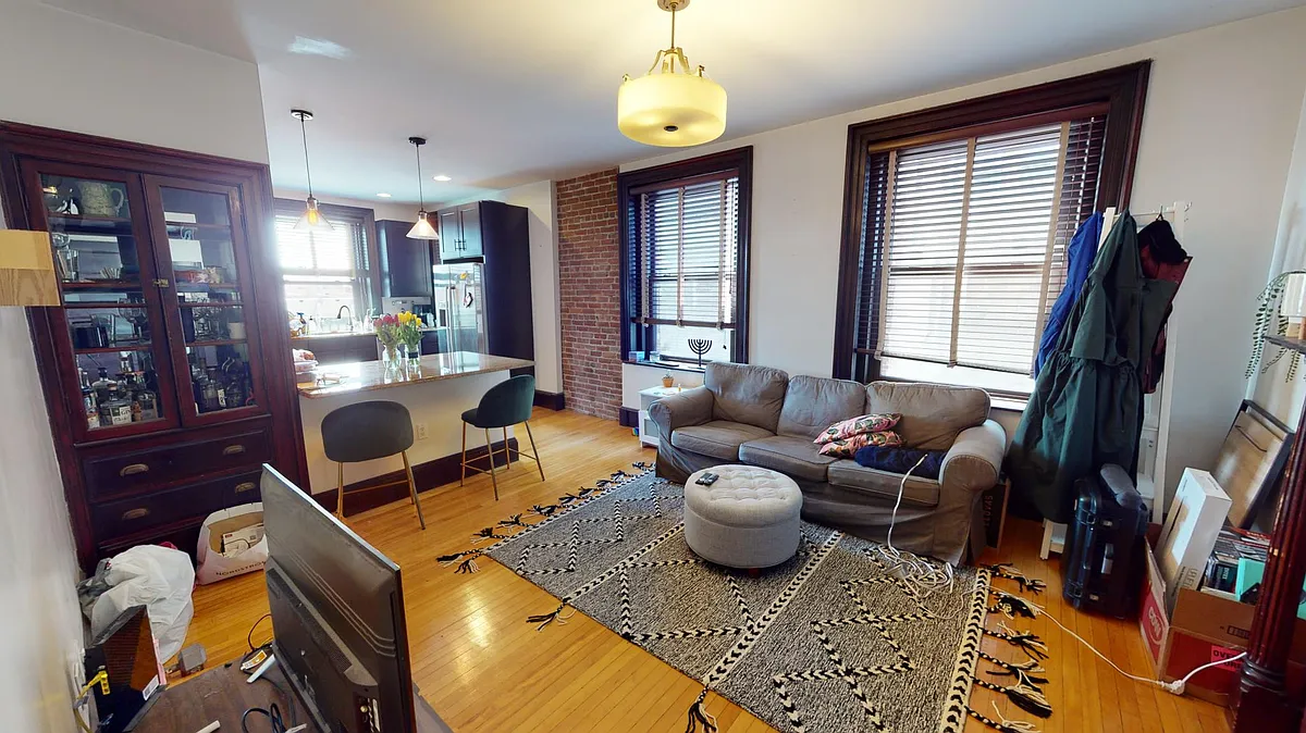 Building Photo - 8 Davenport St #4