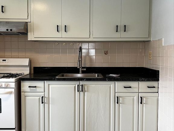 2nd image of 14 Schuyler Ct Floor 2