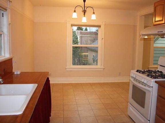 kitchen w/eating nook