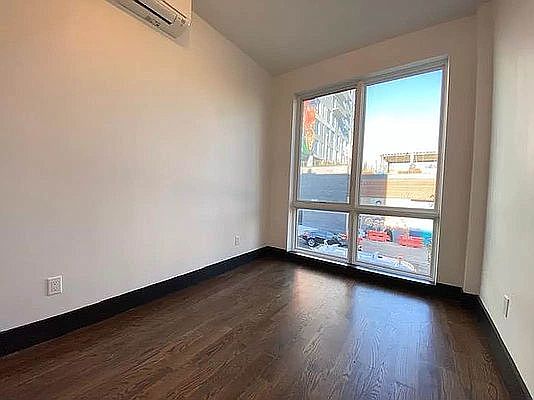 4th image of 340 Irving Ave #1