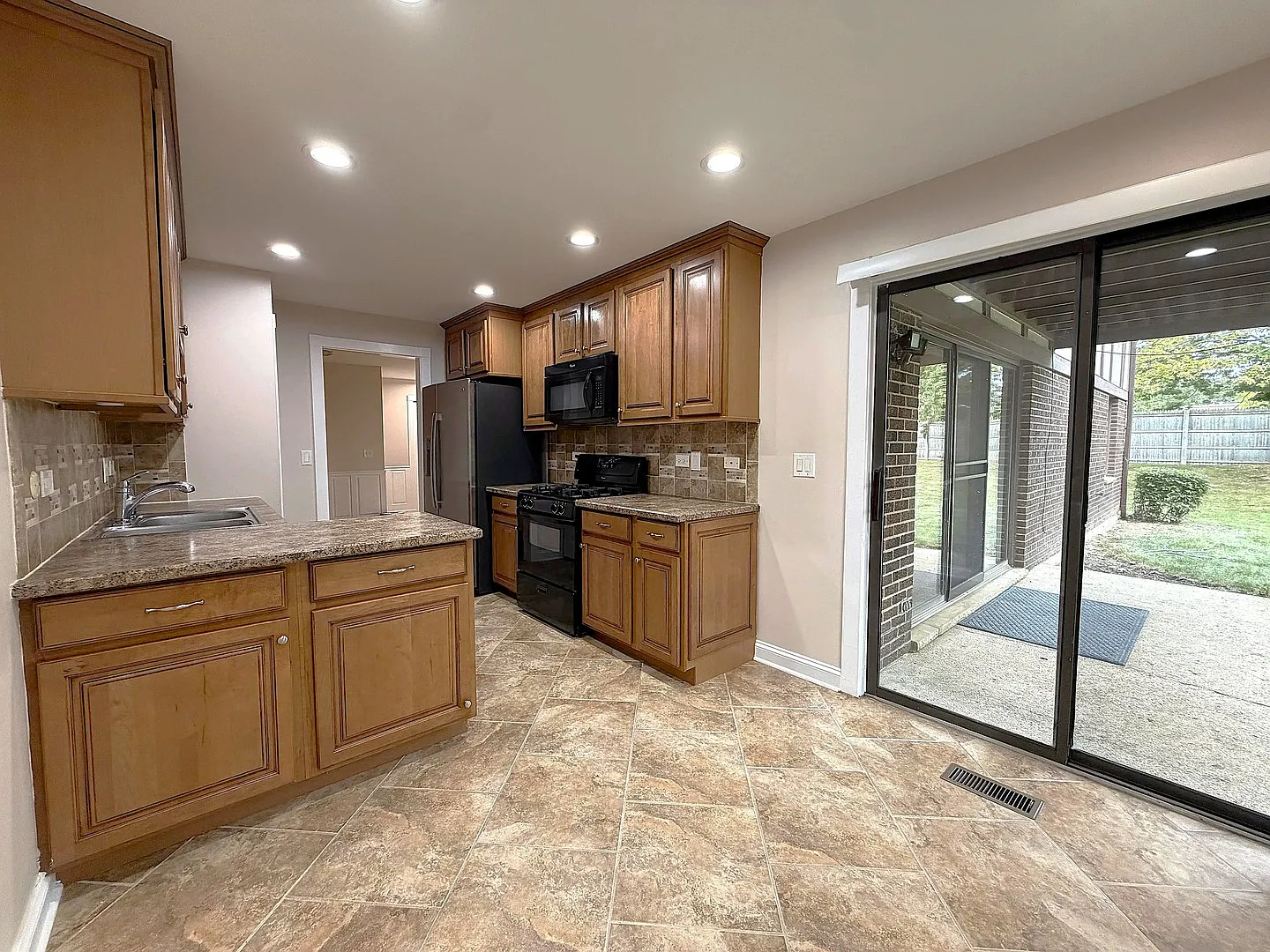 3 bed, 1300 sqft, $2,700 — Photo 3