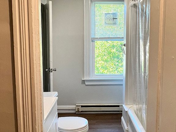 2nd image of 1411 E King St APT 6