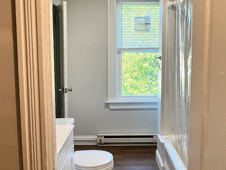 1411 E King St #6 — Photo 2