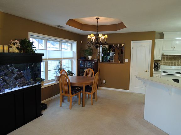 Open layout: Dining area