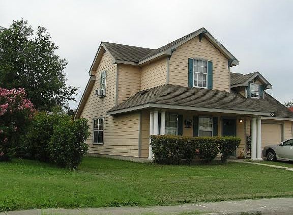 2nd image of 930 Carmel Pl
