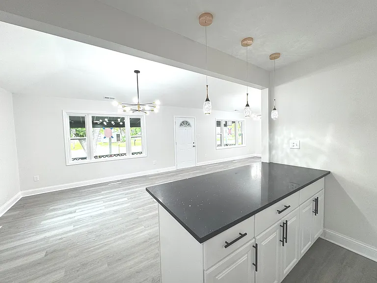 3246 N Lake Park Ave — Photo 6