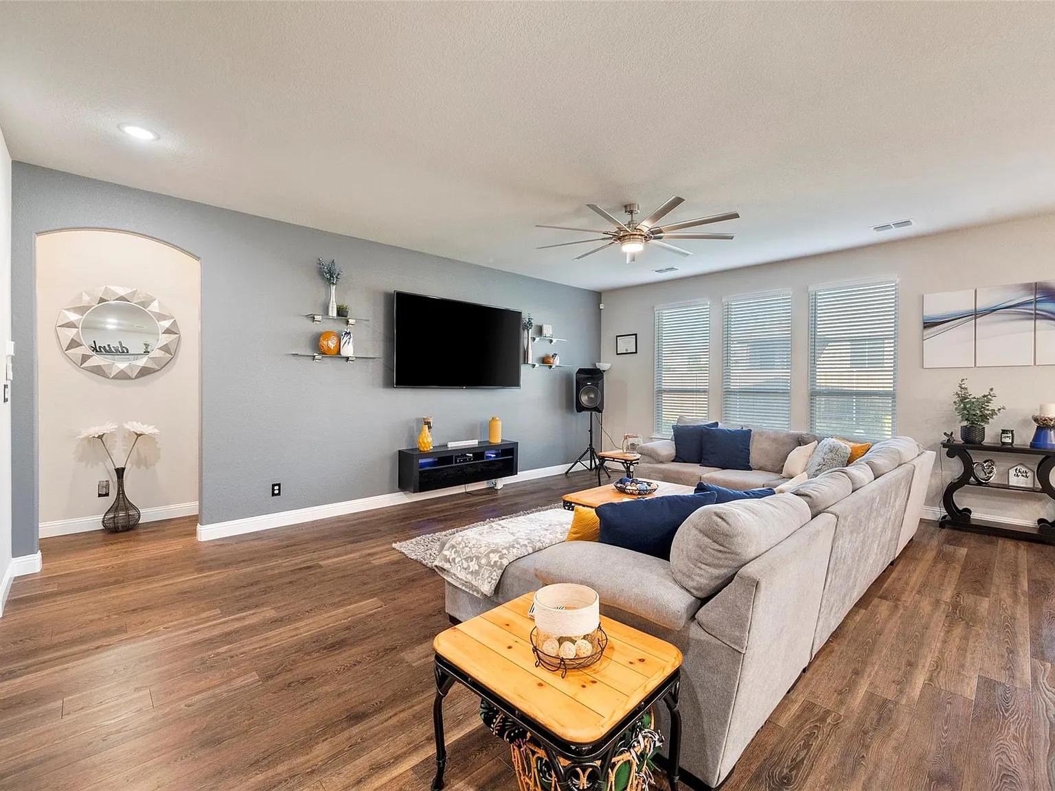 4 bed, 2682 sqft, $3,300 — Photo 4