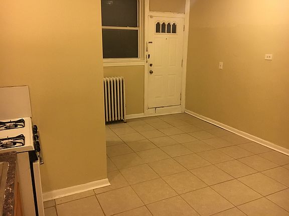 4th image of 2900-04 N Laramie Avenue W George St #1L