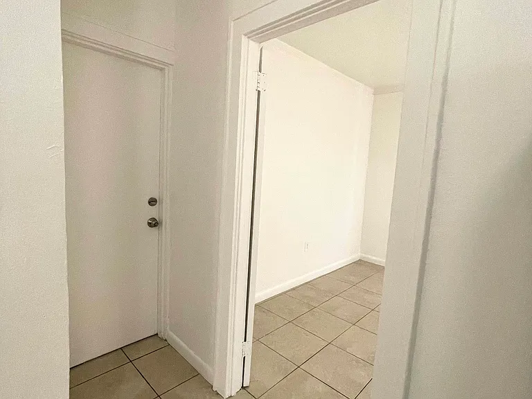1011 SW 4th St #4 — Photo 14