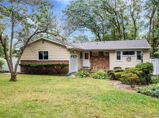 33 Gull Dr, Hauppauge, NY 11788