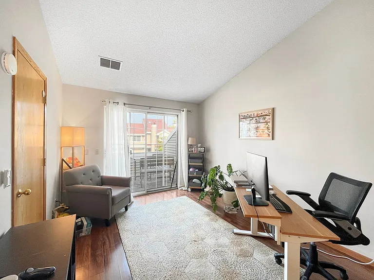 2040 Shenandoah Ct #G — Photo 16