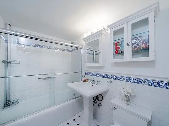 5th image of 150 E 77th St APT 3B