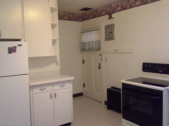 Stove and refrigerator provided (electric)