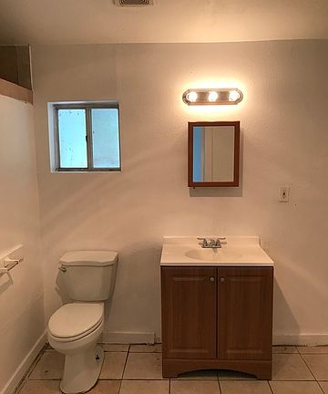 3rd image of 927 Division Ave