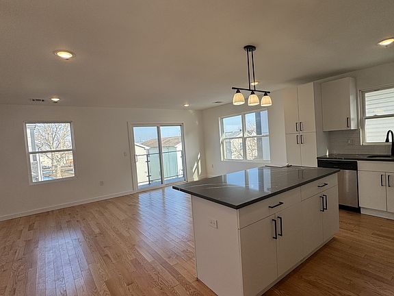 5th image of 724 Seaport Dr #16079044