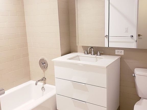 4th image of 535 W 43rd St APT S9h
