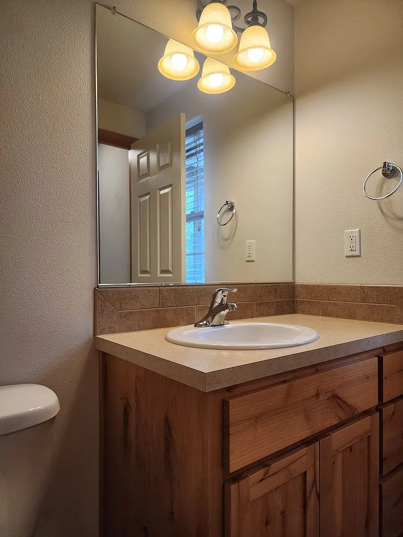 Charming 2-story home in desirable Sunnycrest Point area — Photo 4
