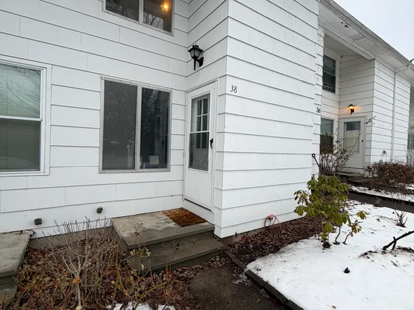 38 Parkwood Ln, Hilton, NY 14468