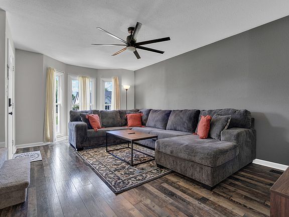 4th image of 1217 Parkview Dr