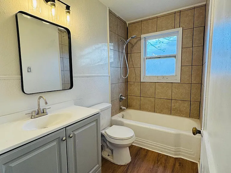 1104 Luna St — Photo 10