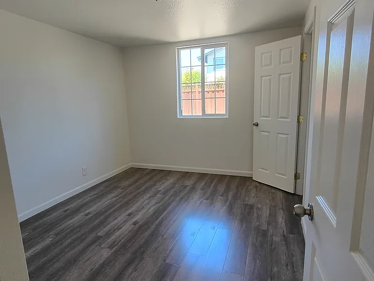 1382 1/2 Locust St — Photo 4