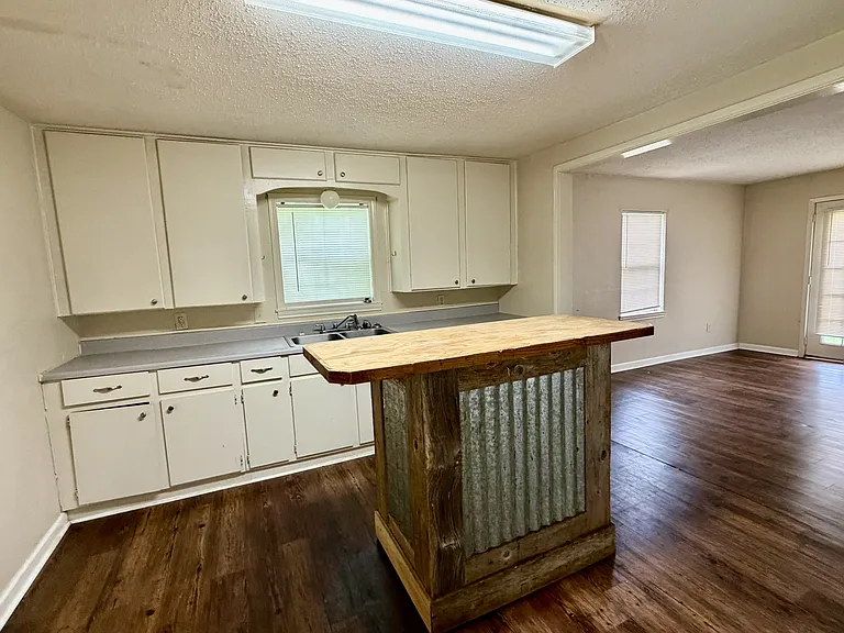 1009 Victoria St — Photo 3