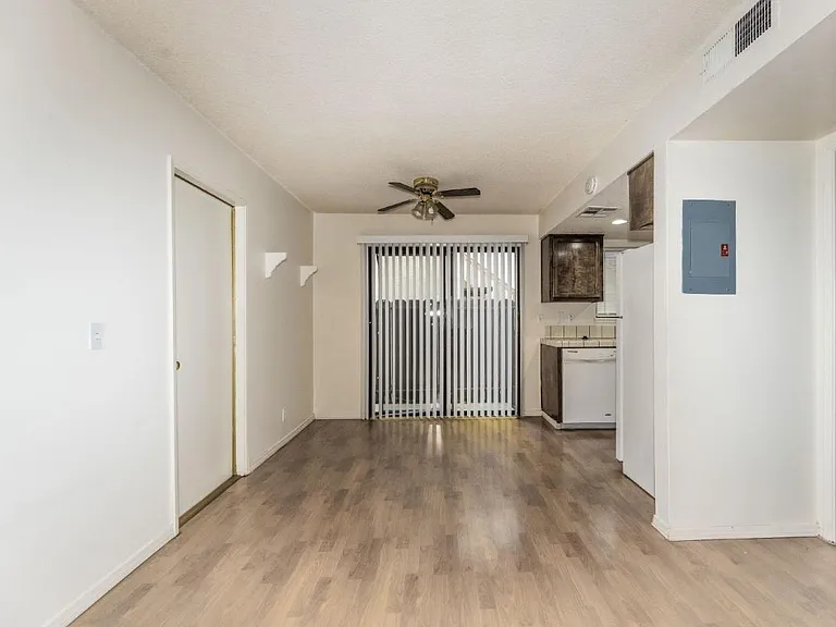 1020 W Atkins Ave #B — Photo 4