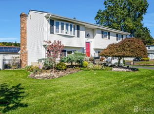 22 Dogwood Dr, Middlesex, NJ 08846