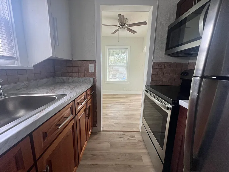 242 Taylor Ave S #1/2 — Photo 5