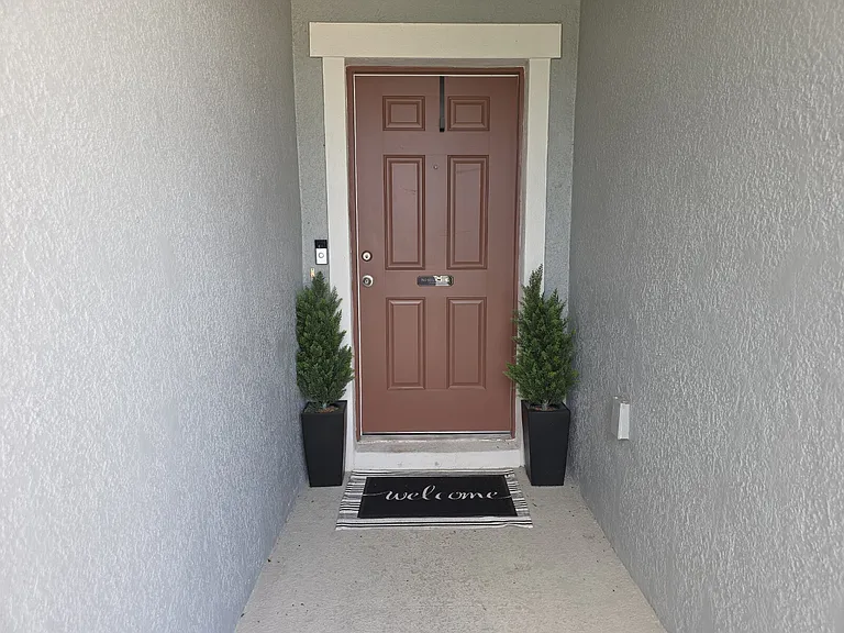 1569 Effra Way — Photo 2